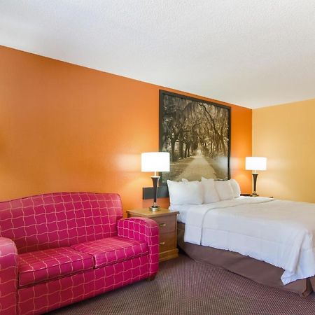 Americas Best Value Inn دارين المظهر الخارجي الصورة
