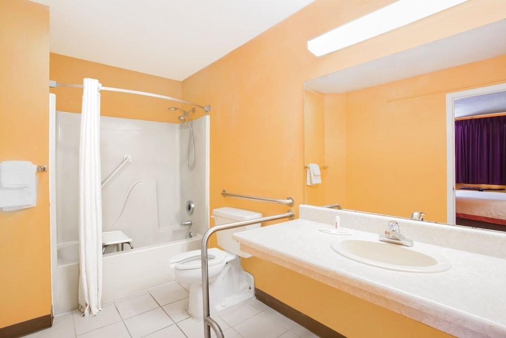 Americas Best Value Inn دارين المظهر الخارجي الصورة