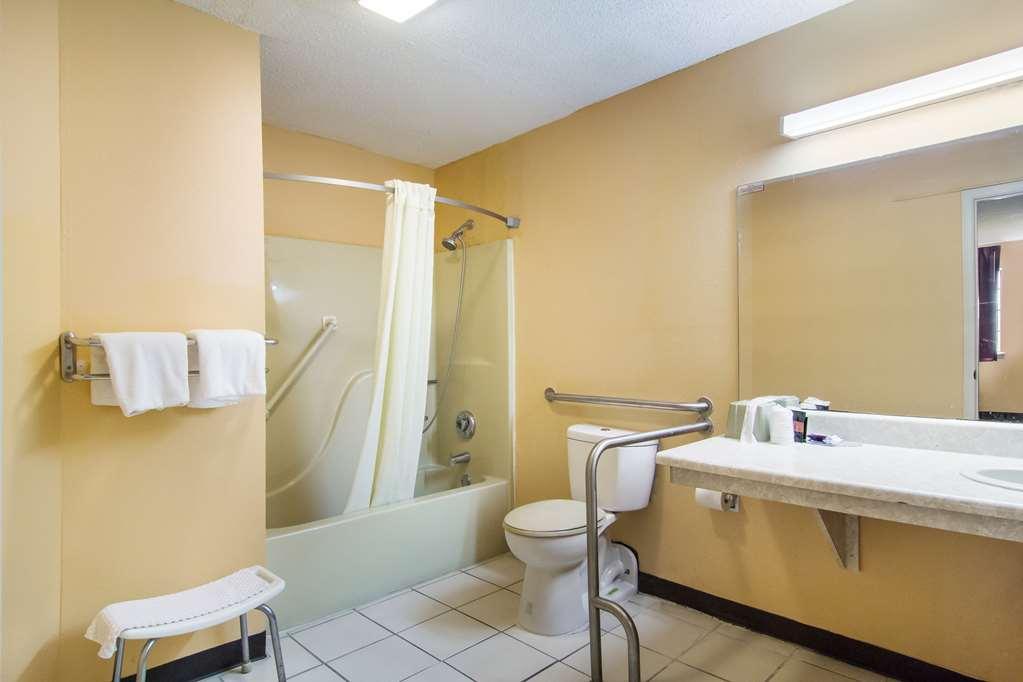 Americas Best Value Inn دارين المظهر الخارجي الصورة