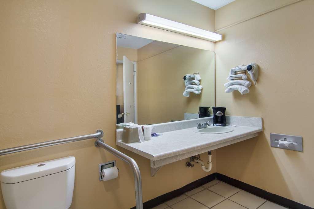 Americas Best Value Inn دارين المظهر الخارجي الصورة