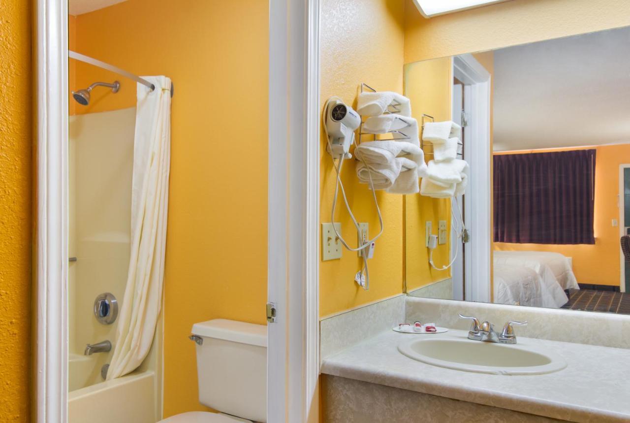 Americas Best Value Inn دارين المظهر الخارجي الصورة