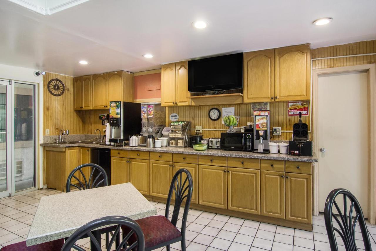Americas Best Value Inn دارين المظهر الخارجي الصورة