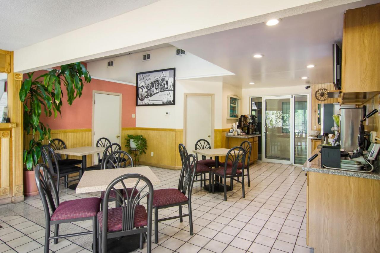 Americas Best Value Inn دارين المظهر الخارجي الصورة
