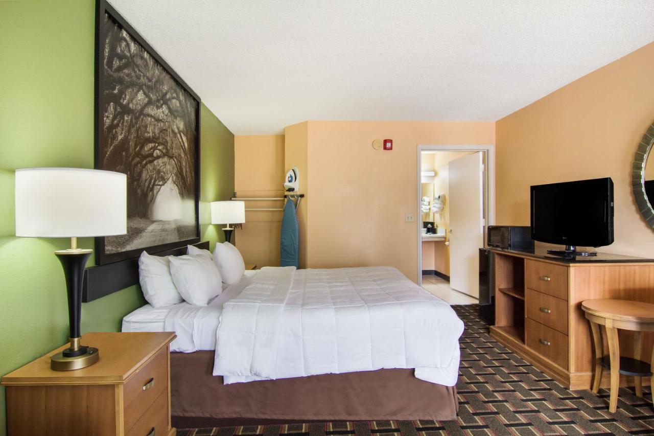 Americas Best Value Inn دارين المظهر الخارجي الصورة
