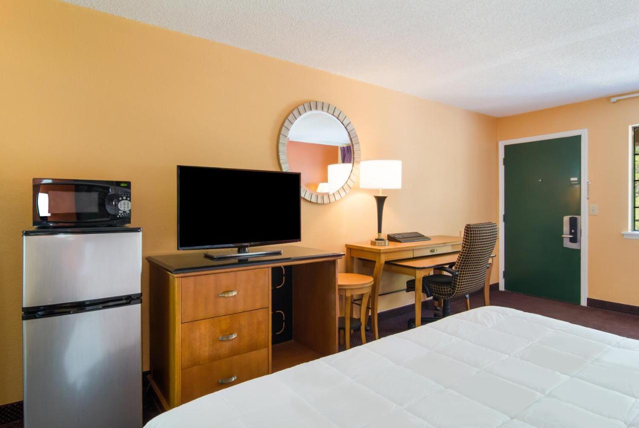 Americas Best Value Inn دارين المظهر الخارجي الصورة