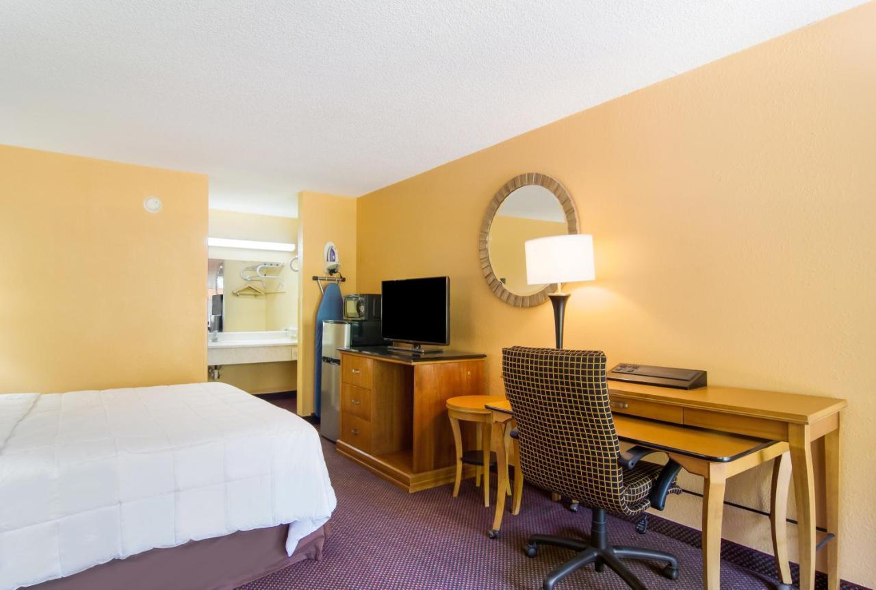 Americas Best Value Inn دارين المظهر الخارجي الصورة